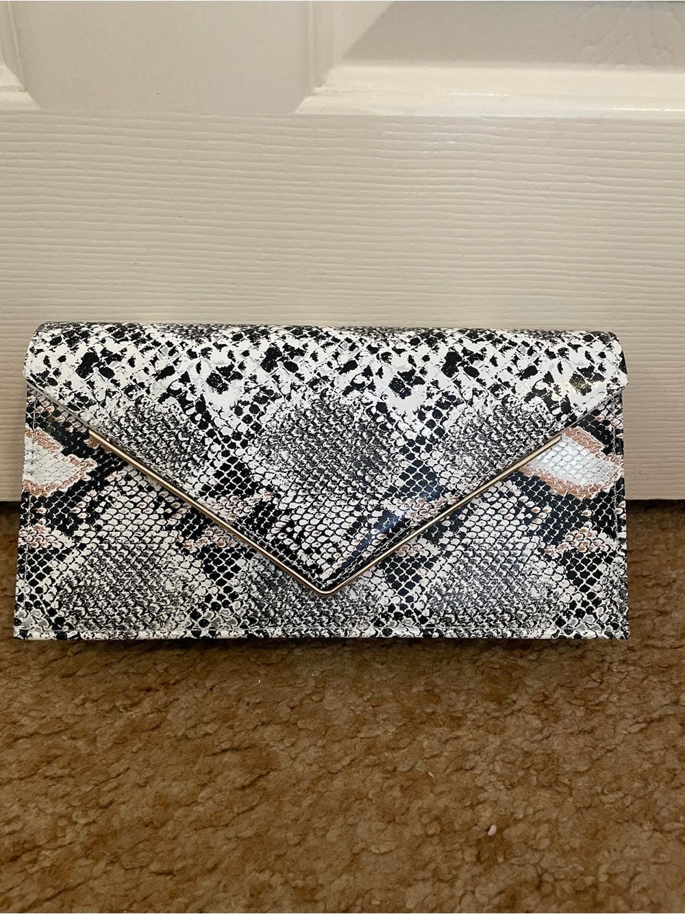 Bijoux Terner Black & White Snake-Print Envelope Clutch